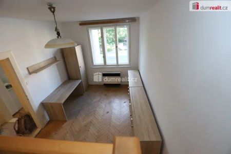 Pěkný útulný byt 2+kk ve druhém patře cihlového domu se zahradou - Photo 4