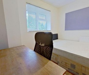 4 bedroom semi-detached house to rent - Photo 5