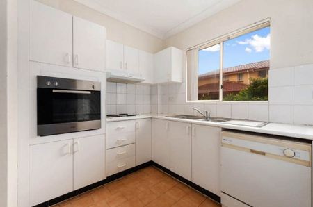 3 Bedroom Unit in Handy Location!! - Photo 3