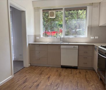 SPACIOUS GROUND FLOOR APARTMENT - Photo 5