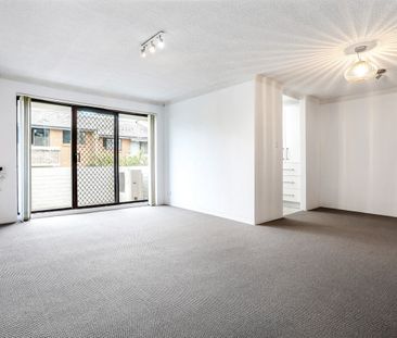 Spacious, 2-Bedroom Unit in Quiet Well-Maintained Block - Photo 1