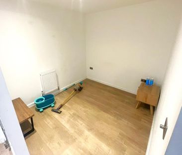 Chertsey Road, Woking, Surrey, GU21 - Photo 6