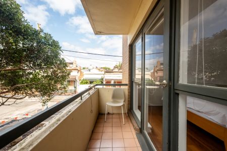 Stylish One-Bedroom Apartment in Prime Carlton North Location - Water Bill Included! - Photo 2