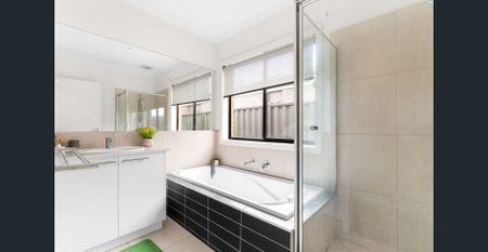 Spacious & Versatile 3-Bedroom + Study Home in Prime Manor Lakes Location - Photo 4