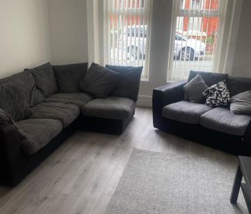 6 bedroom detached house to rent - Photo 4