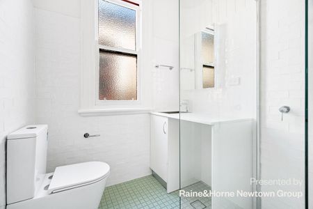 ENTRANCE IN LONGDOWN STREET - Photo 4