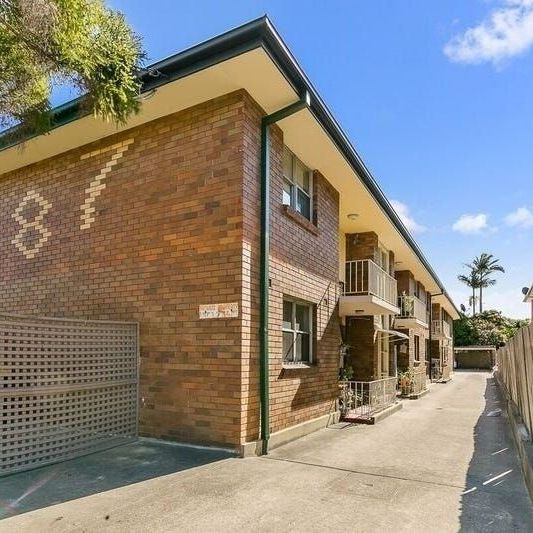 Top Floor Two Bedroom Apartment in Desirable Dulwich Hill Location - Photo 1