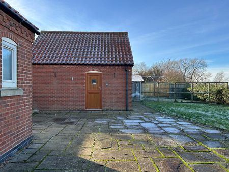 4 bedroom detached house to rent - Photo 2