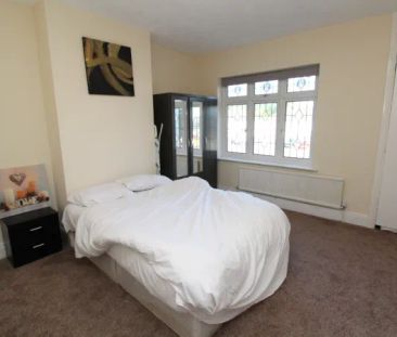 RM1, Eastern Avenue East, Romford - Photo 2