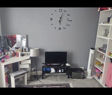 3 Bed Terraced House, Thurlestone Avenue, IG3 - Photo 2
