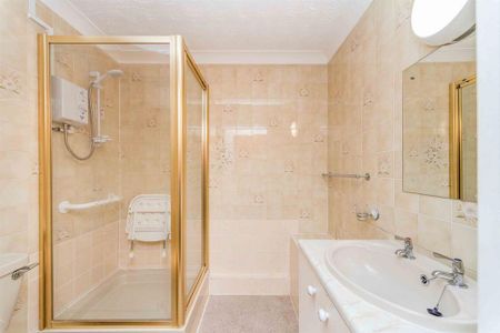 1 bedroom retirement property to rent - Photo 3