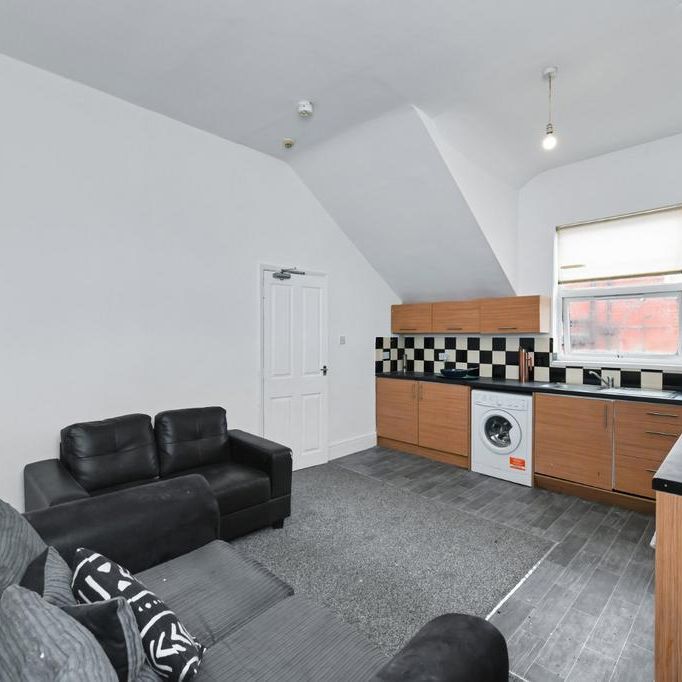 4 bedroom flat to rent - Photo 1