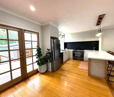 COSY FAMILY HOME PACKED WITH FEATURES! - Photo 6