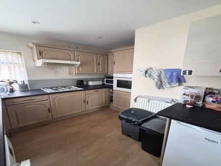 1 bedroom in a house share to rent - Photo 3