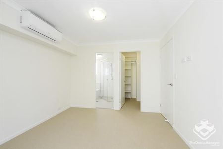 2 Bedrooms, 2 Bathrooms, New Carpets, Park Outlook, in this leafy pocket of Lutwyche. - Photo 4