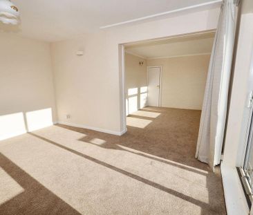 2 bedroom ground floor flat to rent - Photo 2