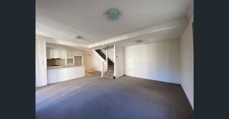 Partially furnished double-storey apartment - Photo 5