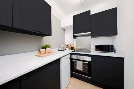 Large High Double En-Suite - Photo 4