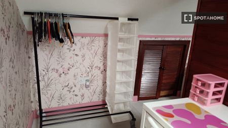 Tidy room for females in 2-bedroom house Dublin - Photo 3