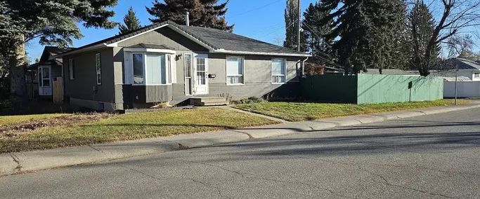 Clean & spacious 3 bedroom bungalow in the heart of Glamorgan | Calgary - Photo 1