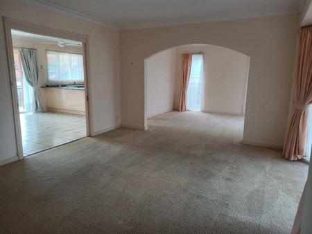 Amazing waterfront family home available now!! - Photo 2