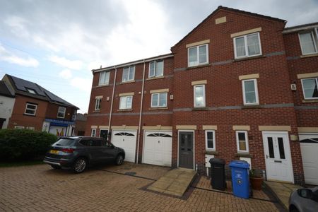 4 bed Town House for Rent - Photo 4