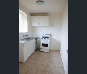 BIG, FIRST FLOOR ONE BEDROOM - WITH OFF STREET PARK - Photo 3