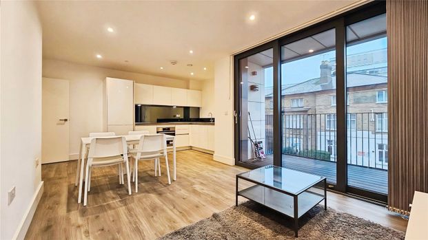 Fairfield Avenue, Staines-upon-Thames, Surrey, TW18 4JH - Photo 1