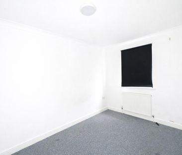 Red Lion Road, Tolworth KT6, London - Photo 2