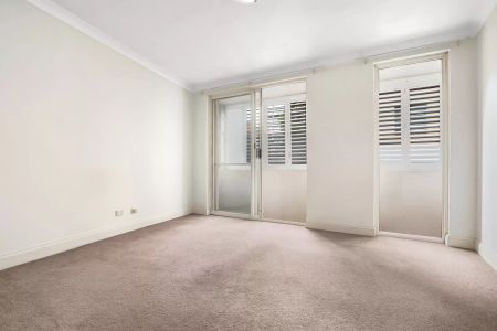 OVERSIZED TWO BEDROOM APARTMENT IN IDEAL LOCATION - Photo 3