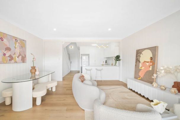 SPARKLING COASTAL TOWNHOUSE WITH CHÍC RENOVATED INTERIOR CONTACT JULIE SYKES 0438 050 110 - Photo 1
