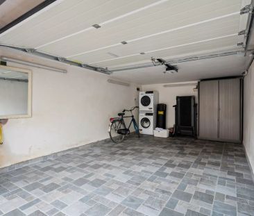 Gunstig gelegen, gerenoveerd 2 slaapkamer appartement met ruime gar... - Photo 6