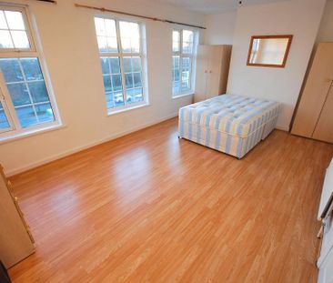 3 bedroom flat to rent - Photo 4