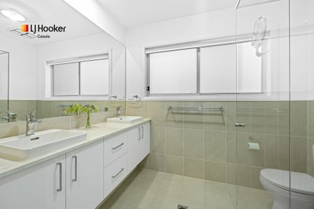 Modern Family Home - Photo 3