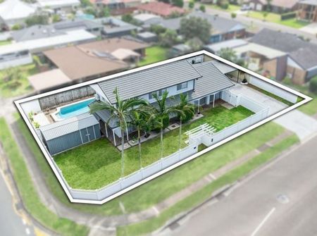 Beautifully Renovated Family Home with Pool in Prime Bayside Location - Photo 4
