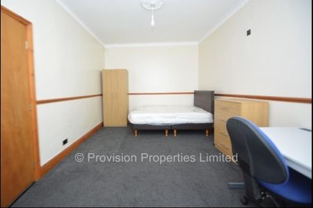 6 Bedroom 3 Bathrooms - Photo 2