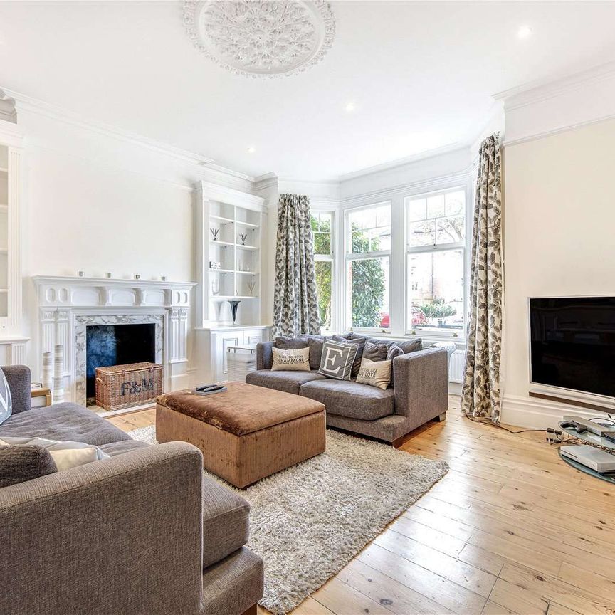 A handsome five bedroom detached family home in a desirable residential street in West Putney benefiting from off-street parking and a private garden. - Photo 1