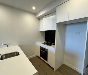 Beautifully Furnished 2 Bedroom Apartment - Photo 2