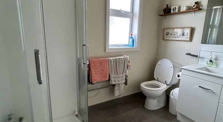 Spacious Family Home in a Quiet Cul-de-Sac - Photo 2