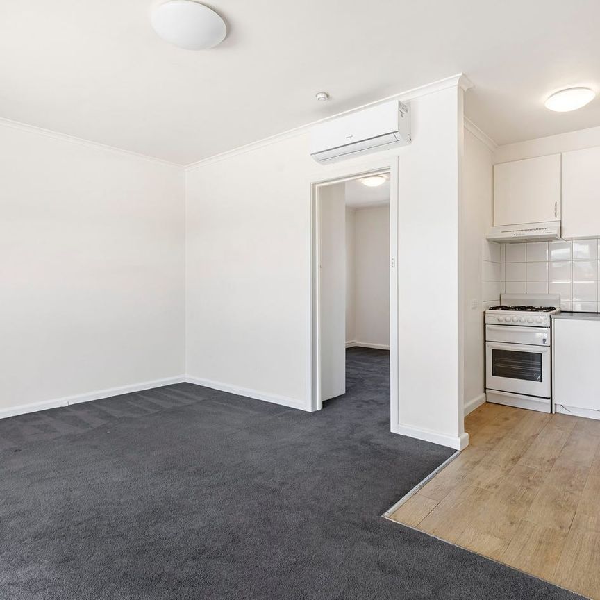 Low maintenance in Great Location! - Photo 1