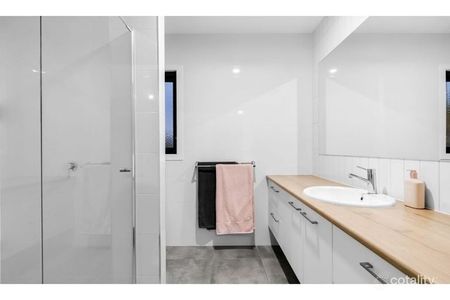 Near New 4 Bedroom Home In Court Location - Photo 5