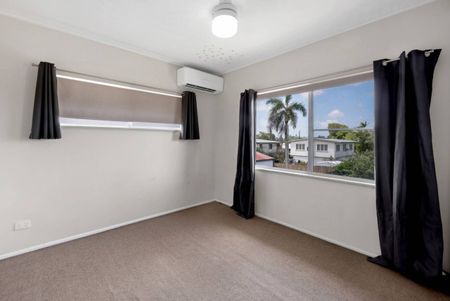 3 BEDROOM HOME, CLOSE TO EVERYTHING! - Photo 4