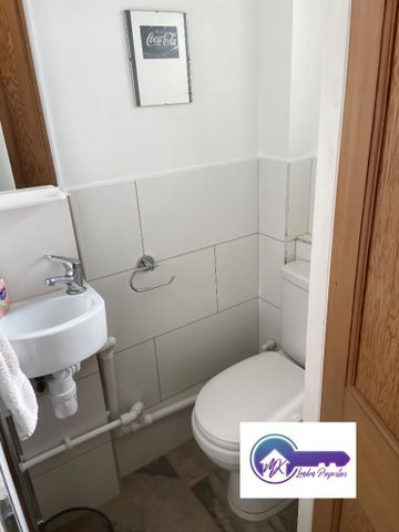 1 bedroom in a flat share to rent - Photo 2