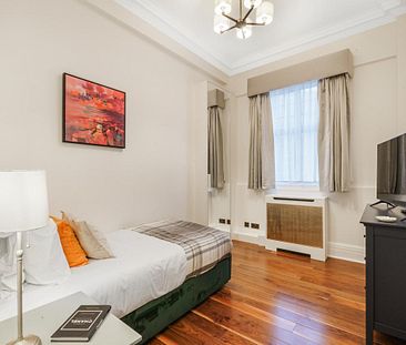 4 bedroom flat in Baker Street - Photo 1