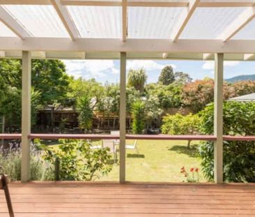 Character on Queen - Photo 2