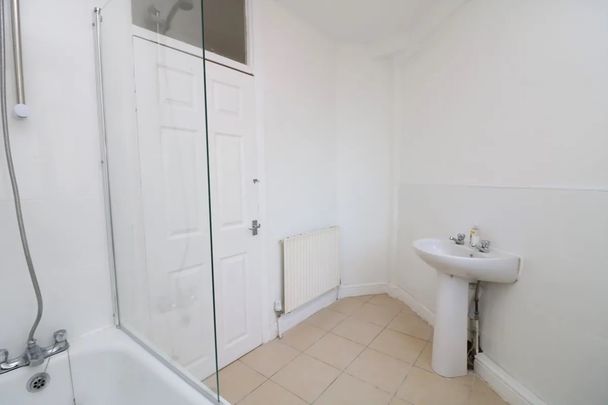 2 Bed Flat, Chatsworth Court, E5 - Photo 1