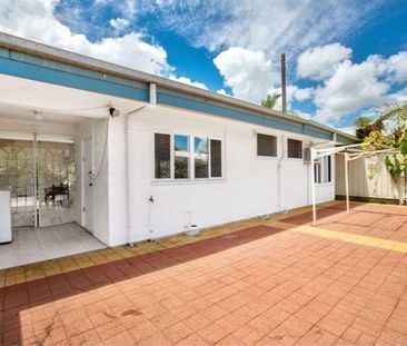 Two Bedroom One Bathroom Unit minutes away from the City Centre - Photo 1