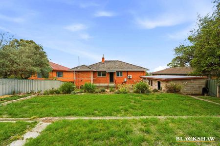 Charming Three-Bedroom Home Opposite the Oval – Space, Comfort &... - Photo 3