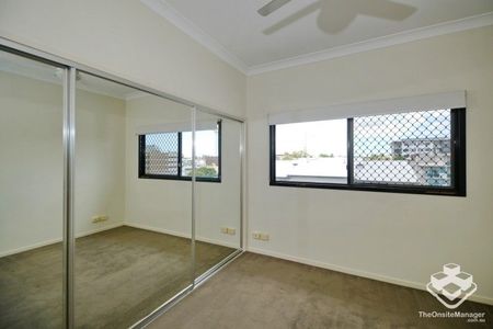 Furnished Two bedrooms apartment in the heart of Toowong - Photo 3