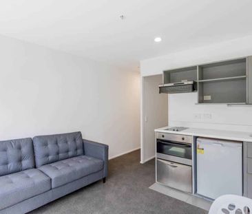 Two Bedroom, One Bathroom Apartment - Photo 2